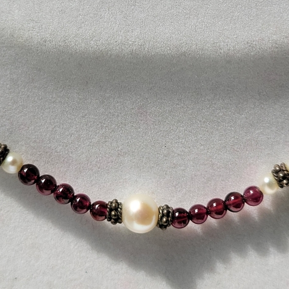 Garnet bead necklace designed with pearls. Handmade. - Picture 4 of 5